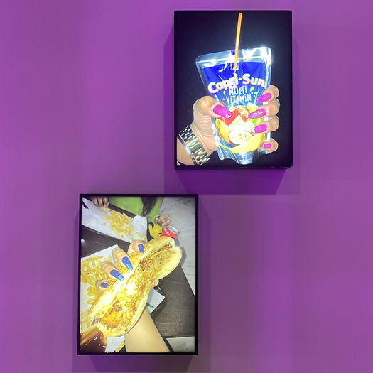 Deux photos dans des boites lumineuse montrant une main manucurée tenant un capri-sun et un kebab