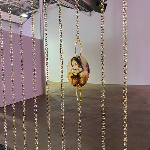 chaine en or avec un portrait de femme dedans