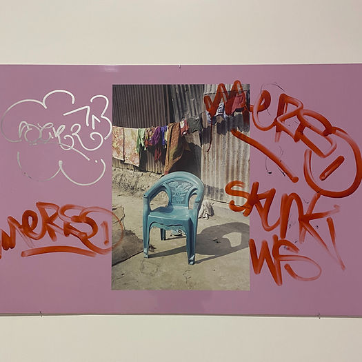 photographie d'une chaise en plastique avec des tags par dessus