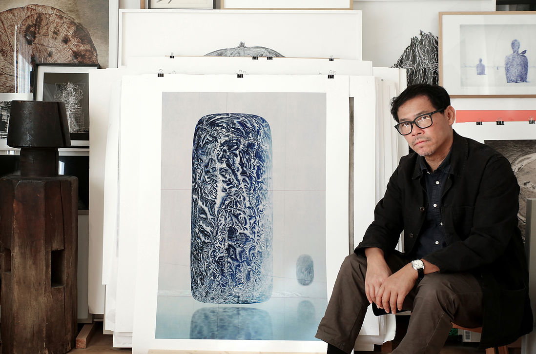 L'artiste Sovann Kim dans son atelier